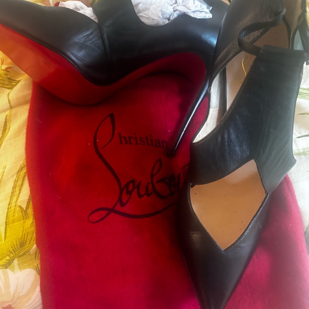 Black 3 inch pointed toe leather size 40. New unworn with red velour shoe bag